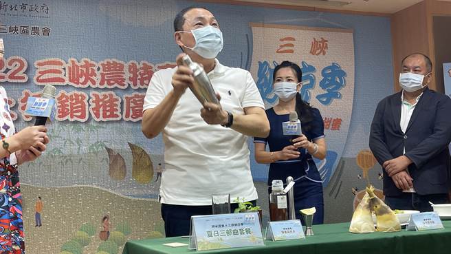 新北市三峽納涼季明開跑，市長侯友宜親自示範製作納涼三寶中的蜂蜜薄荷莫西多。（呂健豪攝）