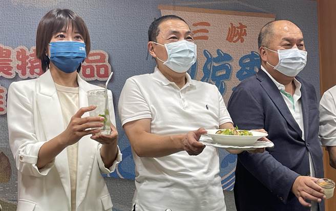 市長侯友宜、市議員江怡臻及農會理事長蘇俊龍一起展示納涼三寶套餐。（呂健豪攝）