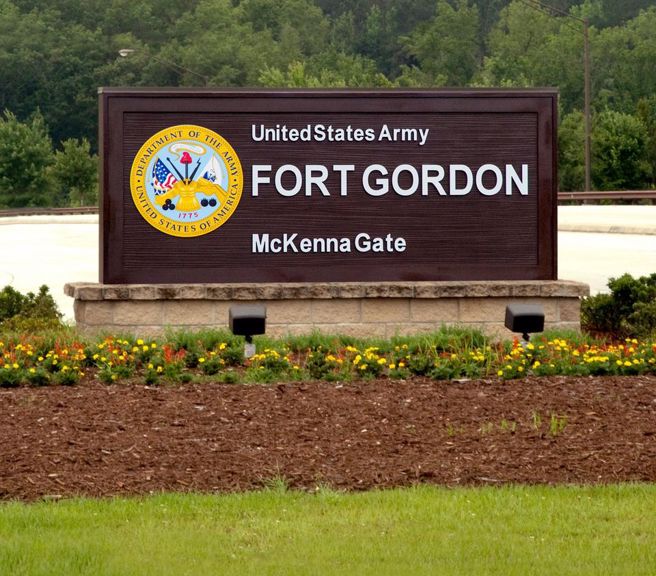 美国乔治亚州的陆军基地高登堡（Fort Gordon）遭到闪电击中，造成1人死亡，另有9人受伤。（图／撷取自高登堡官方脸书）
