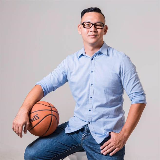 台中市长选战开打，针对民进党参选人蔡其昌在首场大型造势活动上提出台中十大建设政见，国民党台中市党部重炮回击；市党部发言人涂力旋批评中央说好社宅在台中连一户都还没盖，质疑蔡其昌承诺的社宅有多少要靠中央灌水？（摘自脸书／谢琼云台中传真）