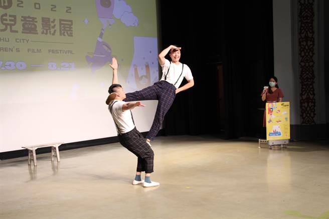 21日记者会上由搏逗兄弟剧团结合影展主题「我 Carry 你」，融入肢体喜剧元素并结合新马戏带来精彩的特技秀。（新竹市政府提供／王惠慧新竹传真）