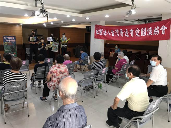 大安分局结合台湾厝边有爱关怀协会办理交通安全宣导活动。(翻摄照片／林郁平台北报导）