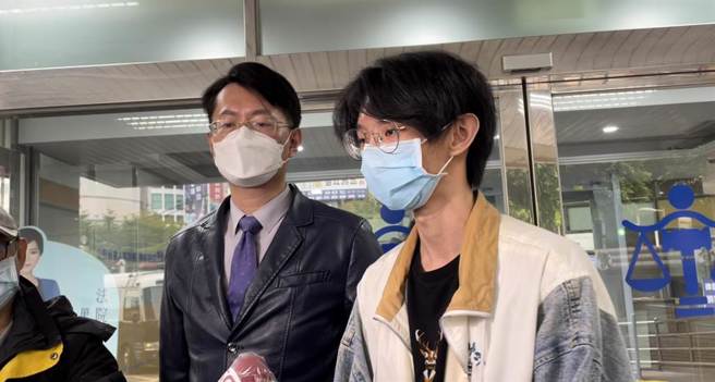 百万订阅网红小玉（右），涉嫌利用AI深偽技术DeepFake软体，将名人的脸合成在谜片女优身上，制成色情影片牟利1338万余元，遭新北地院判刑。（本报资料照，蔡雯如摄）