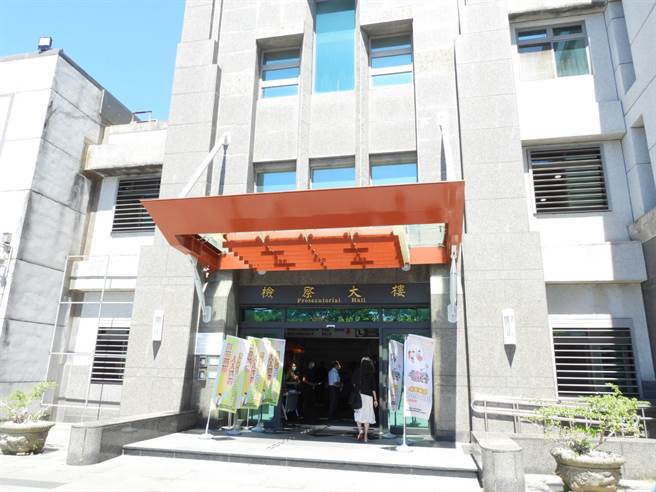 花莲地检署接获民代检举替环保局代操厨余的业者偷将厨余倒在农地，经调查后，认为李姓业者涉违反废弃物清理法等罪嫌，有勾串共犯及证人之虞，向法院声请羁押禁见获准。（罗亦晽摄）