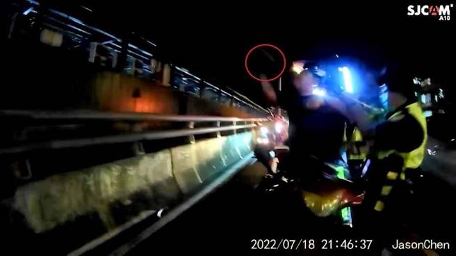 吴男企图逃逸，当场遭员警制伏逮捕。(翻摄照片／林郁平台北报导）