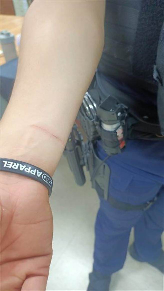 在制伏过程中，员警的右手腕遭到割伤。(翻摄照片／林郁平台北报导）