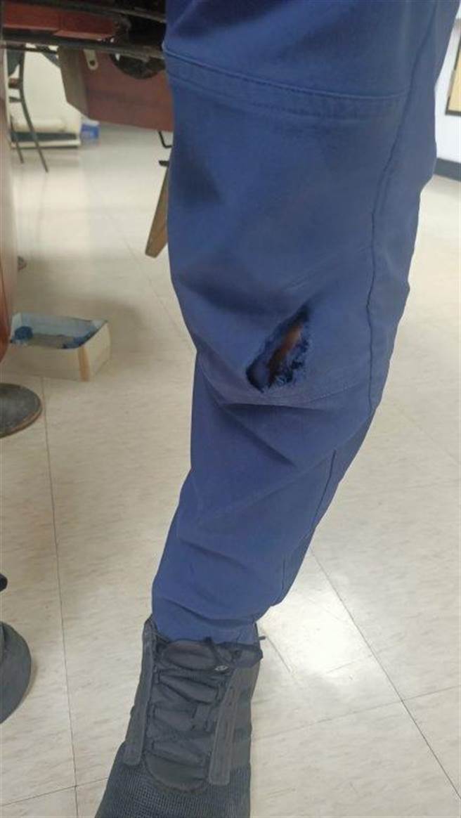 员警的左裤管也被磨破，但仍忍痛将吴男制伏逮捕。(翻摄照片／林郁平台北报导）