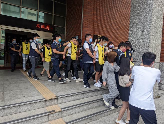 新北市三重区龙滨路有间鱼翅店，今日凌晨1时许发生一起枪击砸车事件，当时店内有群人在用餐的时候，突然出现12名恶煞驾车驾驶多辆抵达，先在店外对空鸣枪后，随即衝入店内砸店，还猛砸停在店外的轿车，目前警方已逮捕主嫌及另外4名共犯。(黄敬文摄)