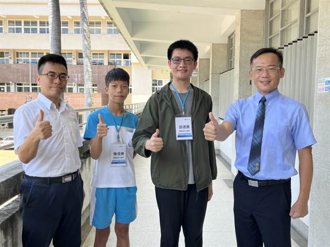 邱德原（右2）曾挑战「1日双城」骑铁马从台中到高雄，陈信乐（左2）自学乐器并担任志工表演，2人分享国中求学歷程，乐当一中新鲜人。（台中一中提供／张妍溱台中传真）