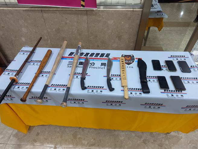 目前警方以车追人，已逮捕包含主嫌刘男在内的5人，并查获1把木刀、3只棍棒、4把开山刀及5只手机，而其他的涉案人士将持续缉捕到案。(黄敬文摄)