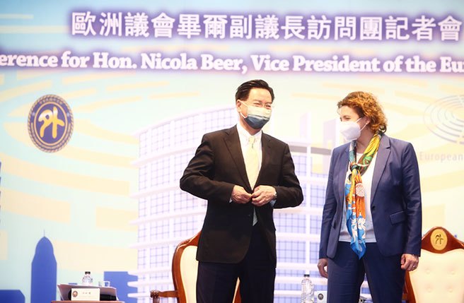 外交部长吴钊燮（左）与欧洲议会副议长毕尔（Nicola Beer）（右）副议长21日在外交部5楼大礼堂举行记者会。两人重申台湾民主自由的重要性。（邓博仁摄）