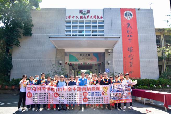 草屯国中柔道角力队，参加全中运战果丰硕。（南投县政府提供／廖志晃南投传真）