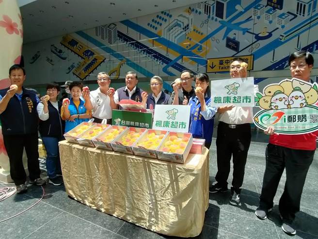 梨山水蜜桃將在「中華郵政i郵購」及「楓康超市－團購網」線上平台銷售，民眾安心防疫也能選購。（潘虹恩攝）