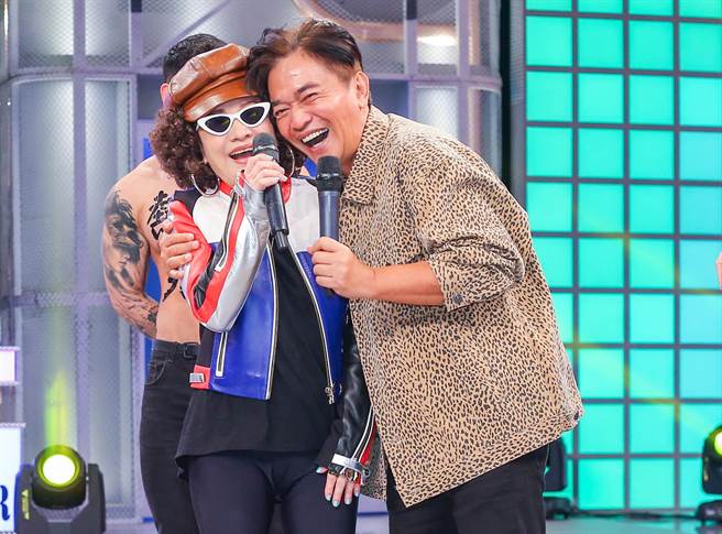 比莉（左）暌违多年录制综艺节目，将首场活动献给吴宗宪。（粘耿豪摄）