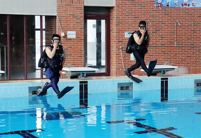 这几天消防局选在中正大学深度达3米的室内游泳池进行训练，将挑选出适当能力的潜水人员，作为未来救援潜水、公共安全潜水等进阶训练及日后参加潜水专责小组人员参考。（吕妍庭摄）