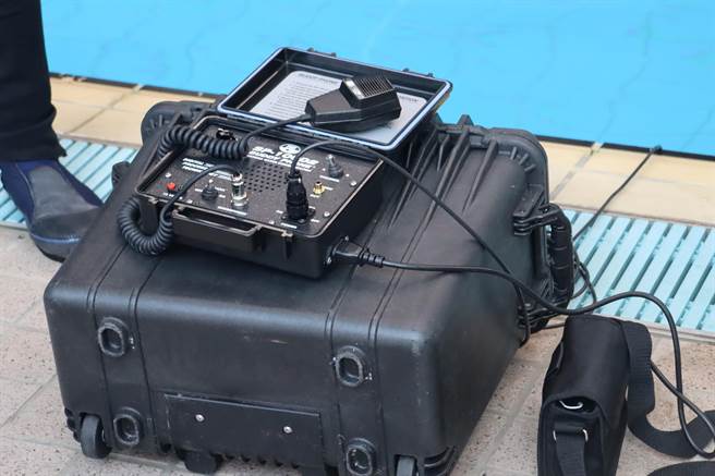 嘉义县消防局採购水中无线通讯系统，今年底前还会再添购气瓶低压警报器等辅助设备。（吕妍庭摄）