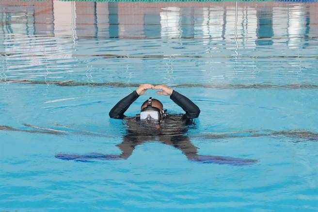 消防局选在中正大学深度达3米的室内游泳池进行训练。（吕妍庭摄）