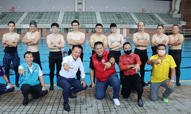 翁章梁到场了解训练过程，并宣布超勤津贴提高到1万7000元的利多。（吕妍庭摄）