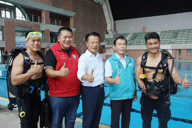 翁章梁到场了解训练过程，并宣布超勤津贴提高到1万7000元的利多。（吕妍庭摄）