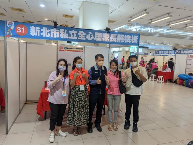 新北劳工局今(21)日在三重体育馆举办下半年首场大型徵才，活动尚未开始即有民眾提早到现场阅读徵才资讯。图中为劳工局长陈瑞嘉。(黄敬文摄)