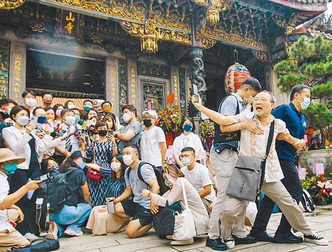 民进党北市长参选人陈时中20日至万华龙山寺参拜，有民眾陈情却立即遭维安人员架离现场。（资料照片/郭吉铨摄）