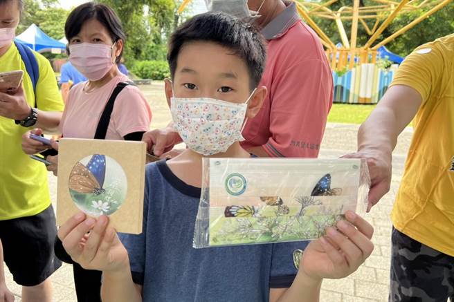 「蝴蝶游乐园」活动闯关赠品有特别设计的紫斑蝶口罩和杯垫。（台湾紫斑蝶生态保育协会提供／张毓翎台南传真）