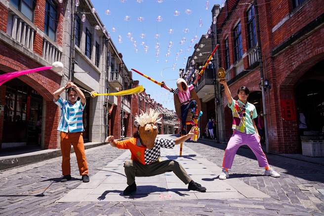 以民間技藝、民謠說唱為探索的台灣當代馬戲團隊「圓劇團」，透過高蹺、水流星雜耍、傳統樂器鐃鈸及大鐵環特技，開啟馬戲與民間技藝交織的藝術饗宴。（全連善美的基金會提供／吳佩蓉宜蘭傳真）