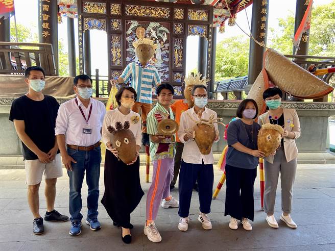 宜蘭傳統藝術園區睽違2年的「藍眼淚」於8月4日至6日夢幻再現，並搭著國旅熱潮，傳藝園區推出一系列活動；情人節3天除有浪漫藍眼淚，還有向帝居祈個緣字、解緣一條街，讓遊客散步在祈緣光橋、彩色迷霧森林及燈籠巷中，留下難忘美麗回憶。（吳佩蓉攝）