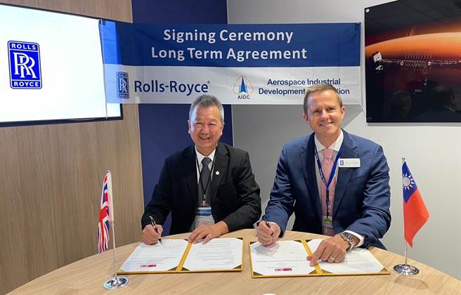 汉翔公司董事长胡开宏(左)与劳斯莱斯公司首席採购长Mr. Warrick Mathews(右)代表签署，拓展民用及国防业务，期望抢下更多国际订单。（汉翔公司提供）