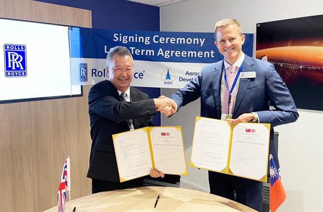 汉翔公司董事长胡开宏(左)与劳斯莱斯公司首席採购长Mr. Warrick Mathews(右)代表签署，拓展民用及国防业务，期望抢下更多国际订单。（汉翔公司提供）