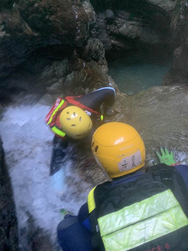 29岁台东男子独自赴花莲黄金峡谷溯溪失联，警消出动4梯次持续搜索。（花莲县消防局提供／王志伟花莲传真）