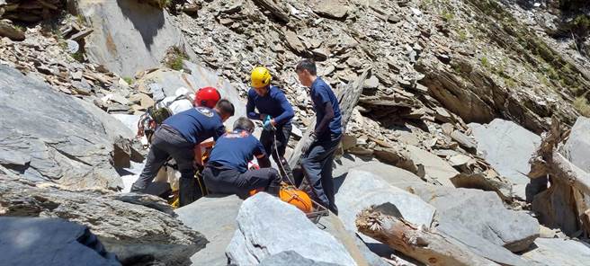来自新北28岁女山友，独自攀爬马比衫山，在返回南湖圈谷山屋途中摔落，花莲消防局赶赴现场救援，今上午由空勤总队出动直升机吊挂送医。（花莲县消防局提供／王志伟花莲传真）
