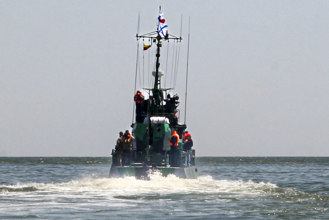 俄罗斯黑海舰队5月30日在马立波海港（Mariupol Sea Port）巡逻的画面。（美联社）