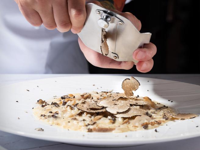 蝉联4年米其林餐盘推荐的Bencotto义大利餐厅推出澳洲黑松露飨宴，在料理上桌时现刨黑松露入菜。（台北文华东方酒店提供）
