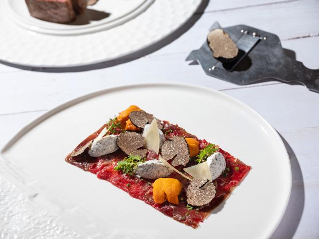 「澳洲生牛肉薄片佐海胆及黑松露」可说是此次黑松露飨宴限定菜单中最不容错过的开胃佳肴。（台北文华东方酒店提供）