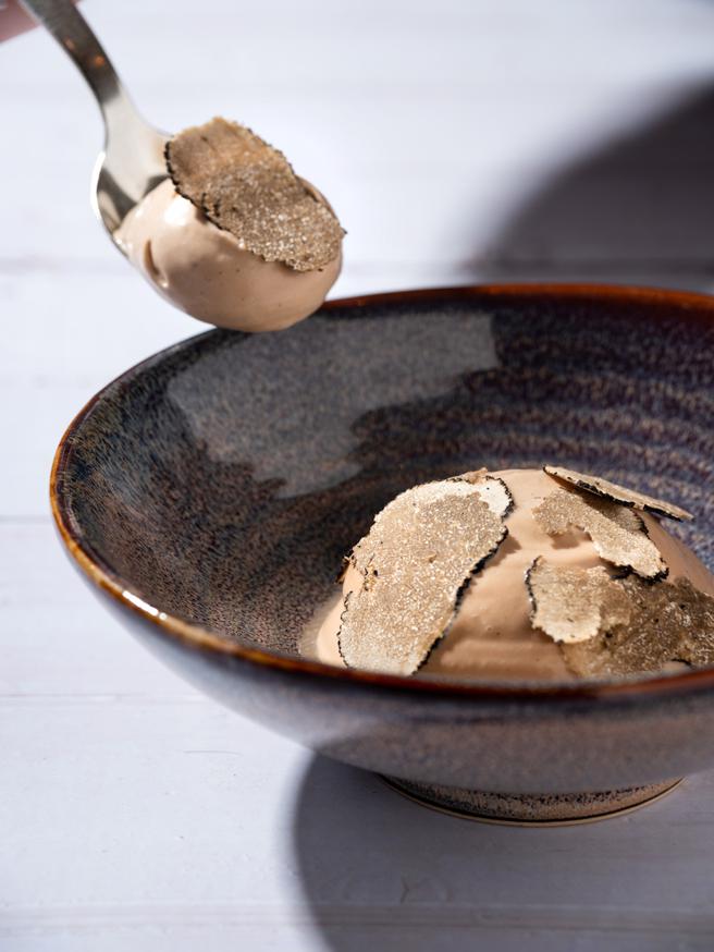 「义式白巧克力冰淇淋佐榛果巧克力沫及糖渍水梨」，上头也会搭配现刨黑松露片。（台北文华东方酒店提供）