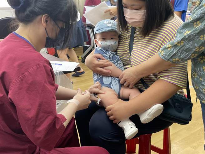 北市6个月至5岁幼儿莫德纳21日开打，不少家长带孩子前来接种。（卫生局提供／张芷瑜台北传真）