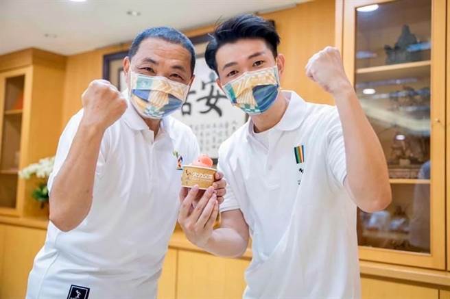 国民党新北市议员参选人吕家恺（右）狠酸林佳龙，应转战参选台中、拿下台中，证明自己真的是卢秀燕克星。（吕家恺提供）