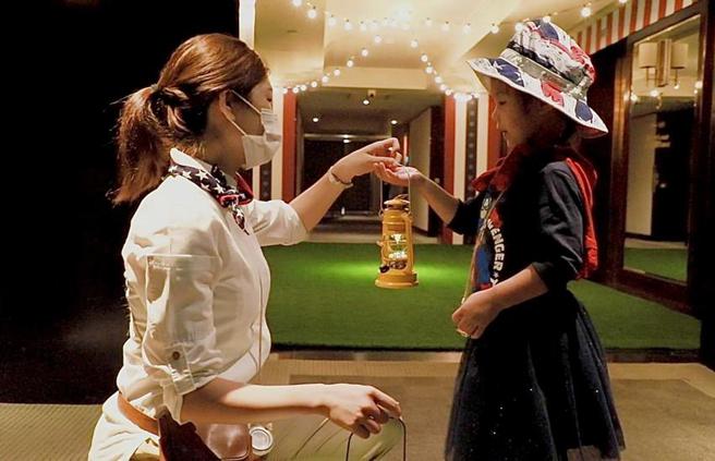 （台北晶华酒店设计推出「夏日美国童军营航程」住房专案，提供多项适合7到12岁孩子参加的童军活动与创意课程，为大孩子们打造类游学的体验。图／台北晶华酒店提供）
