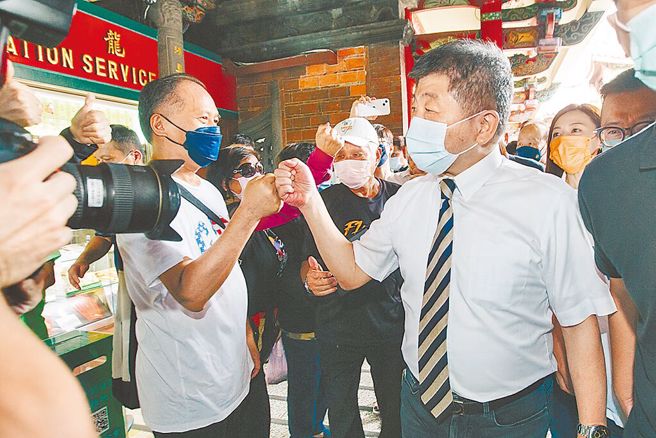 台北市长参选人陈时中(右)20日前往龙山寺向支持者取暖，但碰到陈抗者却缺乏处理能力。（资料照片/郭吉铨摄）