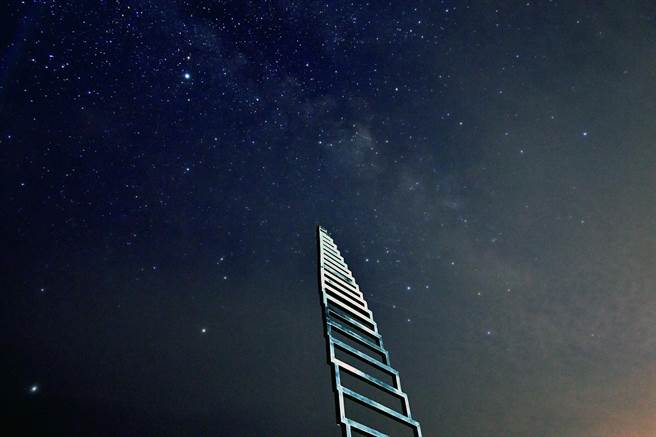 璀璨銀河搭配東海岸大地藝術作品，吸引追星族來台東取景。（莊哲權攝）