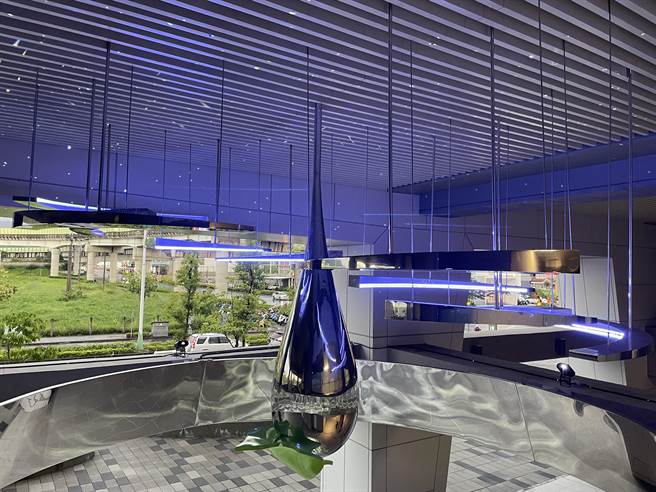 中捷首座大型公共艺术作品「尚水」，造型以水滴灌溉绿叶呈现，传递「生命永续」意象。（中捷提供／潘虹恩台中传真）