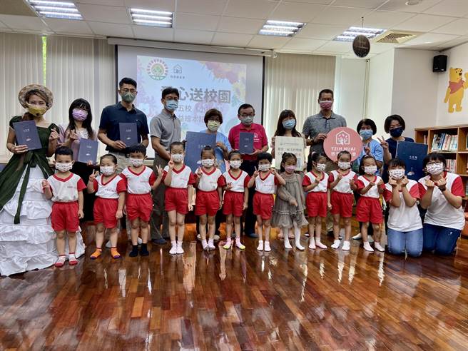 宜蘭縣羅東鎮公所為關懷身心受創的兒童及少年，與財團法人慈懷社會福利基金會認購300本《小玫瑰》繪本，贈與鎮內5所小學、鎮立幼兒園及圖書館，盼喚起社會大眾重視兒少保護議題。（吳佩蓉攝）