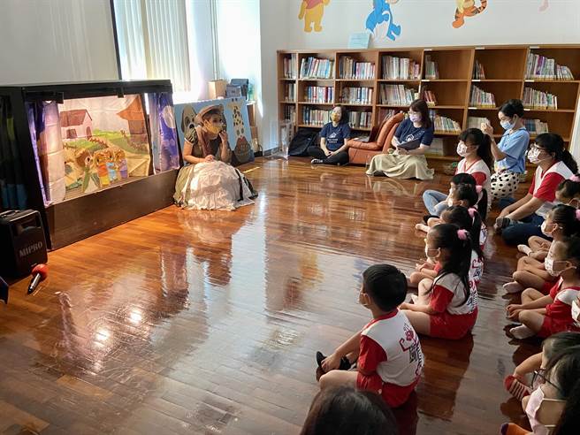 羅東鎮公所與慈懷基金會合作，邀請安妮塔故事屋，帶著發光的故事箱走訪鎮內多所校園，藉由說故事的方式啟發孩子們能在故事中學到助人及愛己的核心價值。（吳佩蓉攝）