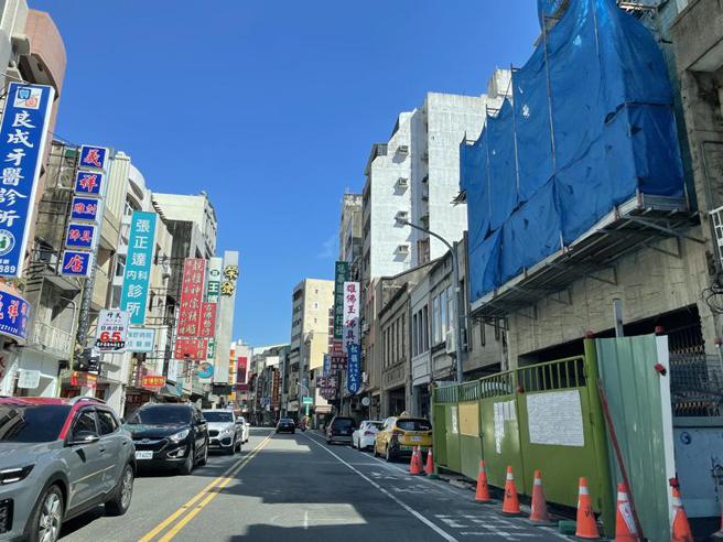 （新上佳建设在台南推案基地（右方施工处），将以2到3房首购宅为主。图／顏瑞田）