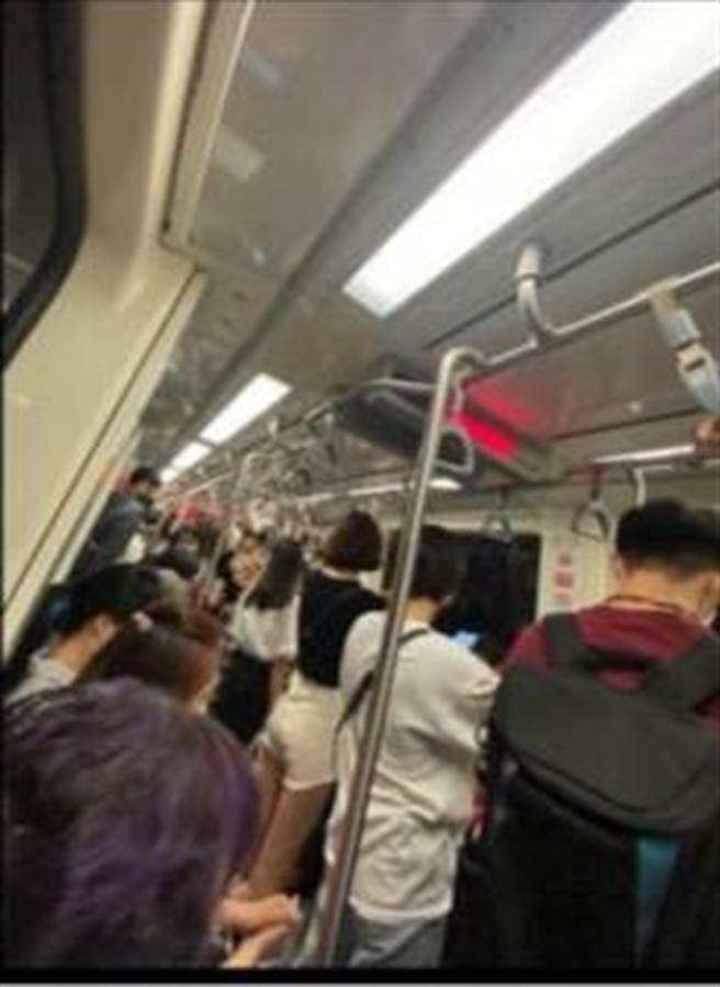 台北捷運21日傳出多起列車事故，下班時間又傳出文湖線列車無法自動行駛，導致110名旅客被趕下車。（摘自PTT）
