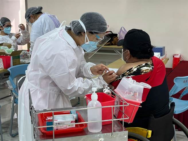 桃園21日新增2520例本土個案，市府表示，22日疫苗專案將開放50歲以上民眾接種第4劑。（陳夢茹攝）