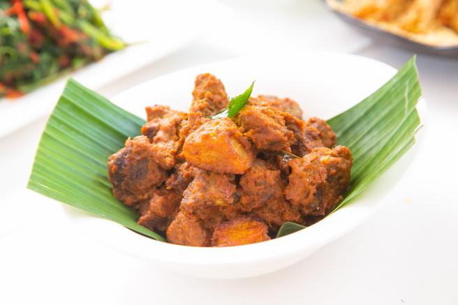 印尼仁當牛肉是印尼國菜，以牛肉、馬鈴薯與多種香料及椰漿一同燉煮，吸收香料滿滿的精華後吃起來軟嫩綿密。（珍寶南洋小廚提供）