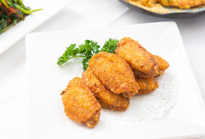 蝦醬雞中翼，經過蝦醬加持的雞肉香氣以及酥脆多汁口感，讓鷄翅成為吮指回味的必點菜色。（珍寶南洋小廚提供）
