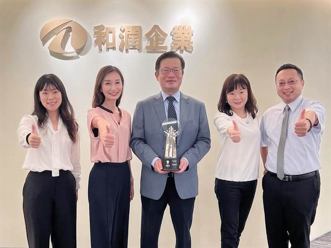 和润企业董事长刘源森(中)与团队合影。（和润提供）